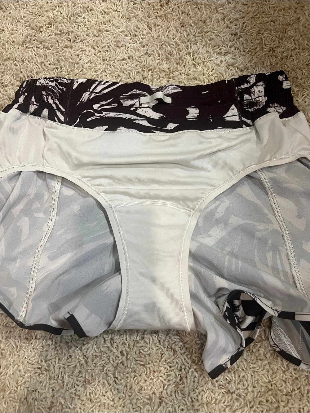 Lululemon High-rise Hotty Hot short - Monarch Bloom Bone Espresso - Picture 3 of 3